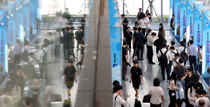 ‘100년 만에 처음’ 20대 인구, 70대 이상에 추월