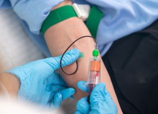 '에이즈 유발' HIV 감염된 20대男, 의료진에 혈액 뿌렸다
