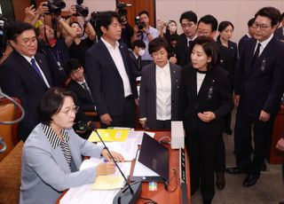 “야당 배제한 자료 공유 추미애, 국민 절반을 무시하는 것”