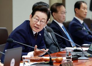 李대통령 "캄보디아 여행제한 서둘러야"…부동산 시장엔 '폭탄돌리기' 지적