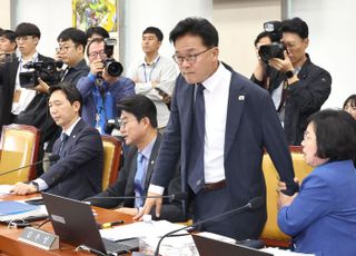 "김우영, 김현지로부터 압력 받았나"…과방위서 폭로 의원 전화번호 무단 노출 사태