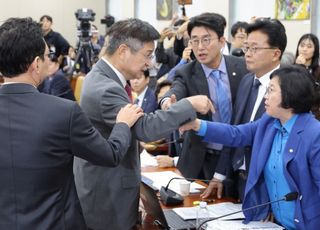 與의원 '뜬금 폭로전'에 '최민희 과방위' 난장판 [2025 국감]