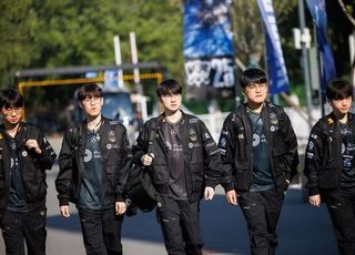 '세기의 매치' 승자는 T1... IG 꺾고 스위스 스테이지 향한다[2025 롤드컵]