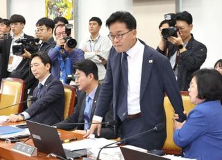 "김우영, 김현지로부터 압력 받았나"…과방위서 폭로 의원 전화번호 무단 노출 사태