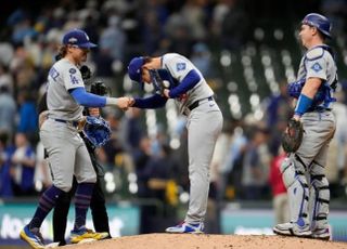 일본인 최초! 111개 던진 야마모토, 포스트시즌 완투승…다저스 NLCS 2연승