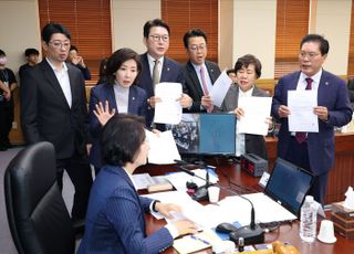추미애 법사위원장에게 항의하는 국민의힘 [2025 국정감사]
