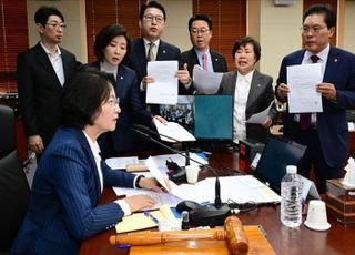 아수라장 추미애 법사위…"조희대 별동대"vs"김현지도 불러라"