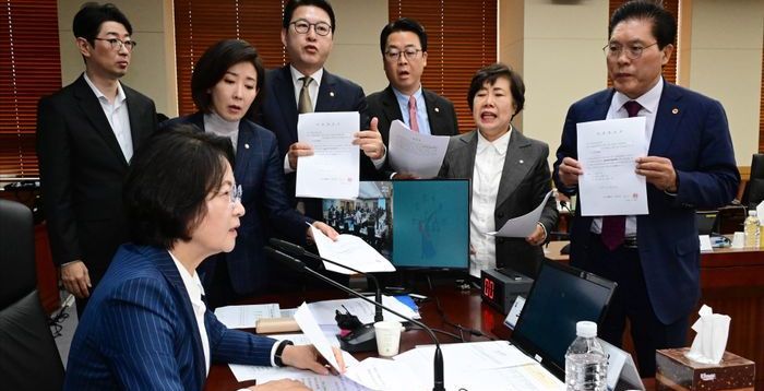 아수라장 추미애 법사위…"조희대 별동대"vs"김현지도 불러라"