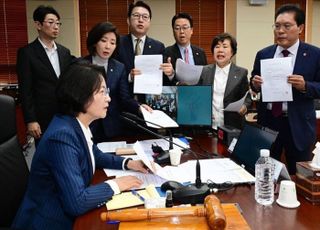 아수라장 추미애 법사위…"조희대 별동대"vs"김현지도 불러라"