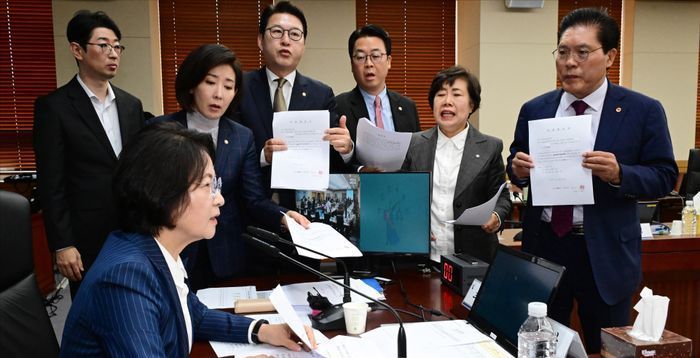 아수라장 추미애 법사위…"조희대 별동대"vs"김현지도 불러라"