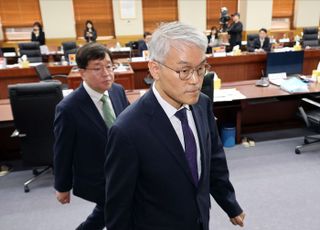 [속보] 추미애 법사위, 국민의힘 없이 대법원 국정감사 속개