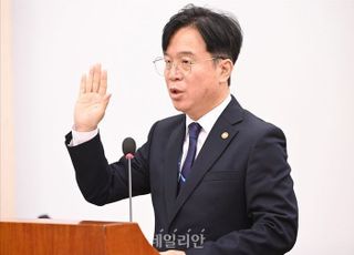 김영훈 “주4.5일제 법제화 안할 것…자율적 시행 지원” [2025 국감]