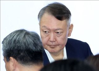 尹, 재구속 후 첫 내란특검 출석… 8시간 반 넘게 진술거부권 사용