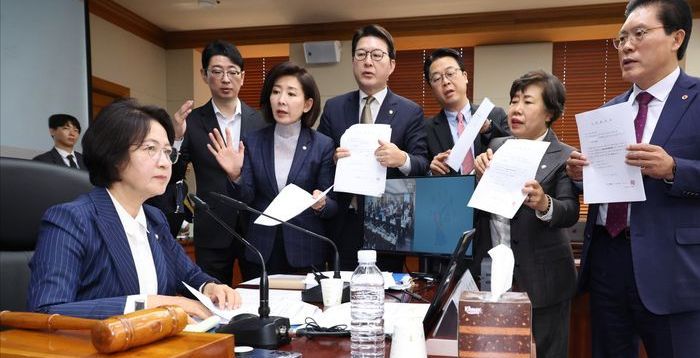 與, 초유의 '대법원 현장검증' 강행…野 "사법부 점령" 반발