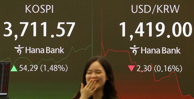 한미 무역협상 타결 기대감에…코스피, 사상 최고치 3700선 돌파 [시황]