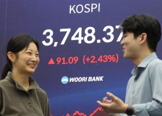"4000 향한 여정의 일부"…코스피 사상 최고치 3740대 마감 [시황]