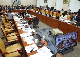의원들 저질 싸움에 새벽 5시 귀가한 공무원들 [2025 국감]