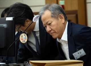 이상민 전 장관, '내란 주요임무 종사 혐의' 첫 공판 출석
