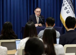 위성락 "캄보디아 구금 한국인 태운 전세기, 내일 새벽 2시 인천행"
