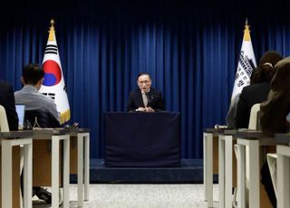 ‘캄보디아 송환’ 대한항공 전세기, 인천공항 출발