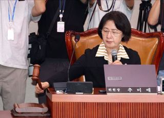 판사 출신 추미애 법사위원장의 사법부 흔들기 [뉴스속인물]