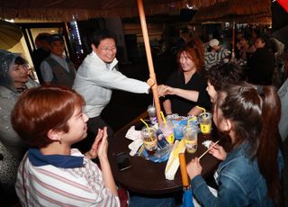 이상일 용인특례시장 "용인중앙시장 별빛야시장 기다려지는 행사로 자리잡아"