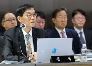집값이 발목 잡나…이창용 "불 지피지 않겠다" 기준금리 동결 '무게' [2025 국감]