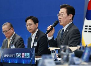 李대통령 "국방을 어딘가 의존해야 한다는 국민 일부 생각, 납득 어려워"