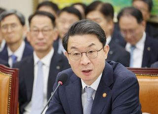 대부업계 반발에도…이억원 “상위 10개사, 새도약기금 협조” [2025 국감]