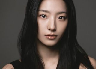 프로미스나인 출신 이새롬, 손호준·유승호 소속사 333과 전속계약