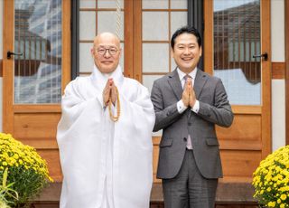 조계종 총무원장 뵙고 합장한 장동혁…"야당, 건강해져야" "잘 알겠다"