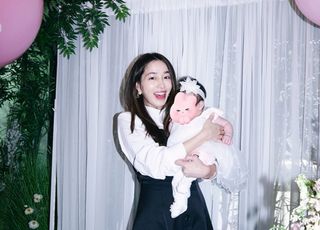'이병헌♥' 이민정, 딸 서이 백일사진 공개 "아기 토끼"