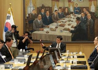 한은, 기준금리 2.5%로 3연속 '동결'…"부동산 대책·환율 더 살펴야"