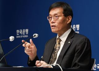 한은, 이번엔 금리 묶었지만…집값은 오르고 수출은 둔화 '첩첩산중'