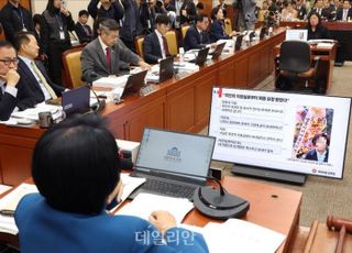 김장겸 "최민희, 방통위에 딸 결혼 화환 요청"…與 "崔 소명 말라"