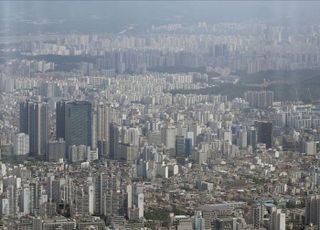 여야 부동산 대책 ‘이견’ 뚜렷…“선제적 조치” vs “실수요까지 틀어막아” [2025 국감]