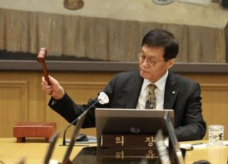 집값·환율 불안에 3연속 금리 동결…"11월 금리 인하도 쉽지 않을 듯"