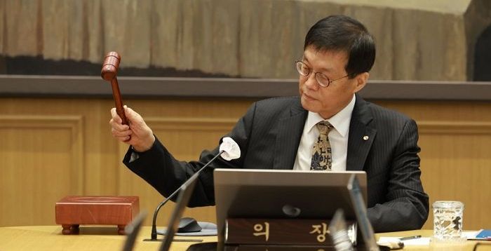 집값·환율 불안에 3연속 금리 동결…"11월 금리 인하도 쉽지 않을 듯"
