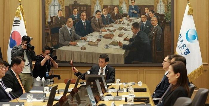 부동산에 발 묶인 ‘금리’, 내년으로 ‘인하’ 미뤄지나