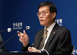 한은, 이번엔 금리 묶었지만…집값은 오르고 수출은 둔화 '첩첩산중'