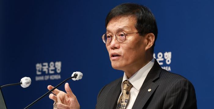 한은, 이번엔 금리 묶었지만…집값은 오르고 수출은 둔화 '첩첩산중'