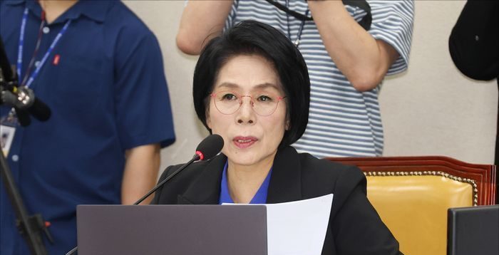 'MBC 퇴장·딸 결혼식 논란' 최민희, 과방위원장 사퇴 요구에 "성찰하겠다"