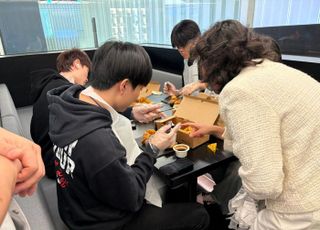 교촌에프앤비, 이주배경 청소년 대상 '기업탐방' 프로그램 운영