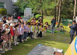 화성특례시, '논 산책 프로그램' 일환 '수향미' 추수체험 운영