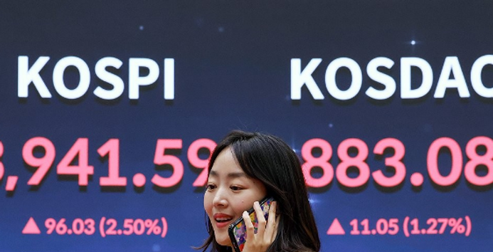 3940선 뚫은 코스피, 역대 최고치 경신…‘사천피’ 눈앞 [시황]