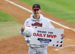 ‘6이닝 2실점’ LG 톨허스트…한국시리즈 1차전 MVP