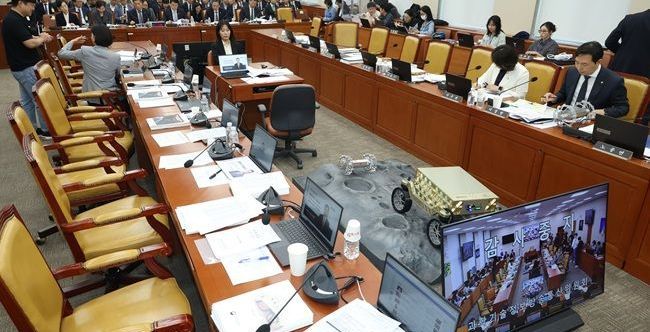 책임 없는 여당, 반성 없는 야당, 그 틈에 낀 공무원 [기자수첩-정책경제]