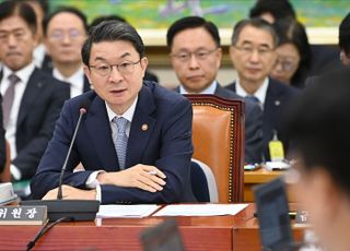 이억원 “금융사 성과보수 환수하는 ‘클로백’ 검토” [2025 국감]