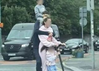 "서커스단인 줄" 킥보드 한 대에 일가족 4명 탑승 '허걱'