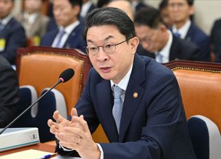 정무위 “반시장적 금리 강요” 공방… 이억원 “신용평가 고도화로 보완” [2025 국감]